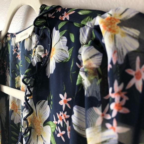 Floral Boutique Top in Size Small - Picture 3 of 5